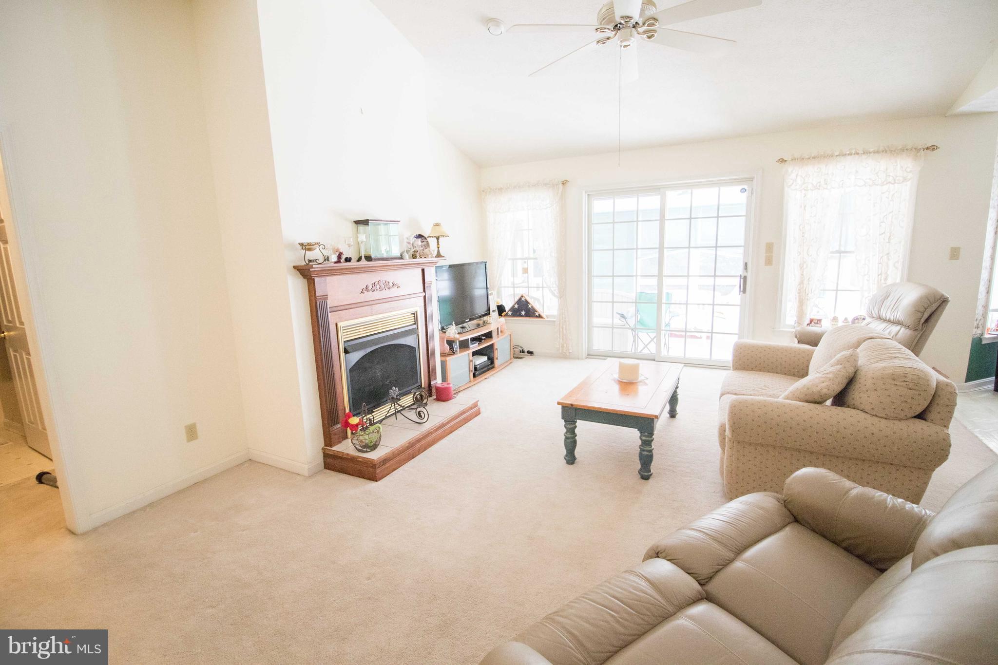 43569 Ridge Court Leonardtown, MD 20650 - Photo 8 of 27 Living Room