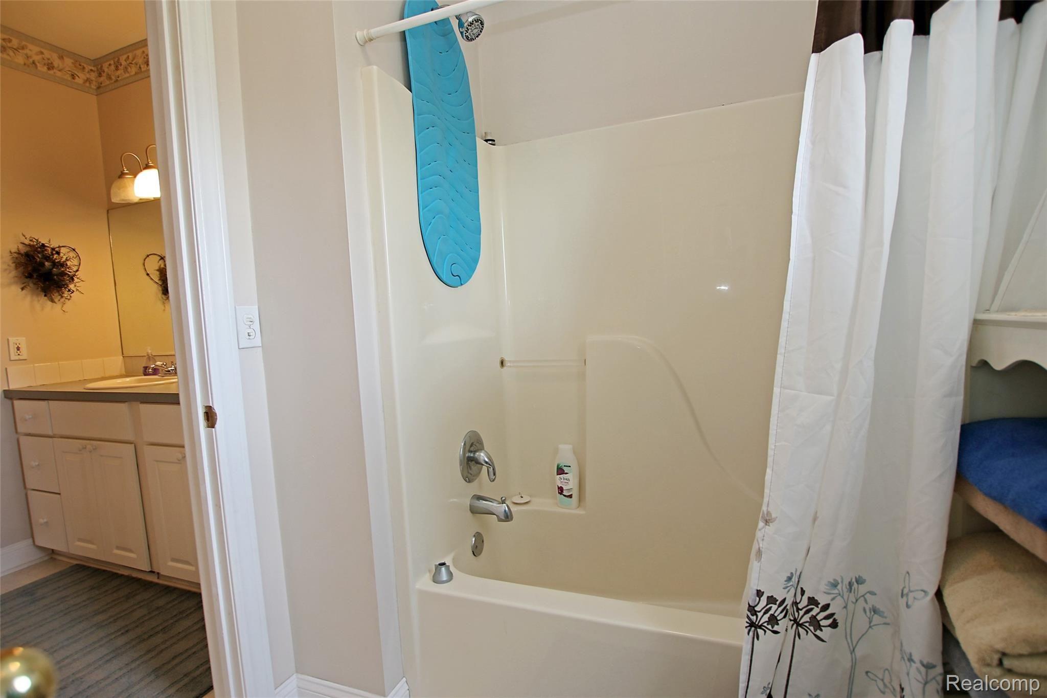 9026 Washburn Road Goodrich, MI 48438 - Photo 36 of 74 36) Bathroom.jpg