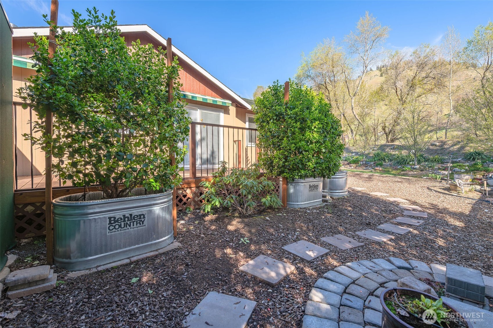 224 Vine Street Cashmere, WA 98815 - Photo 6 of 35 a sign that is on the side of the road