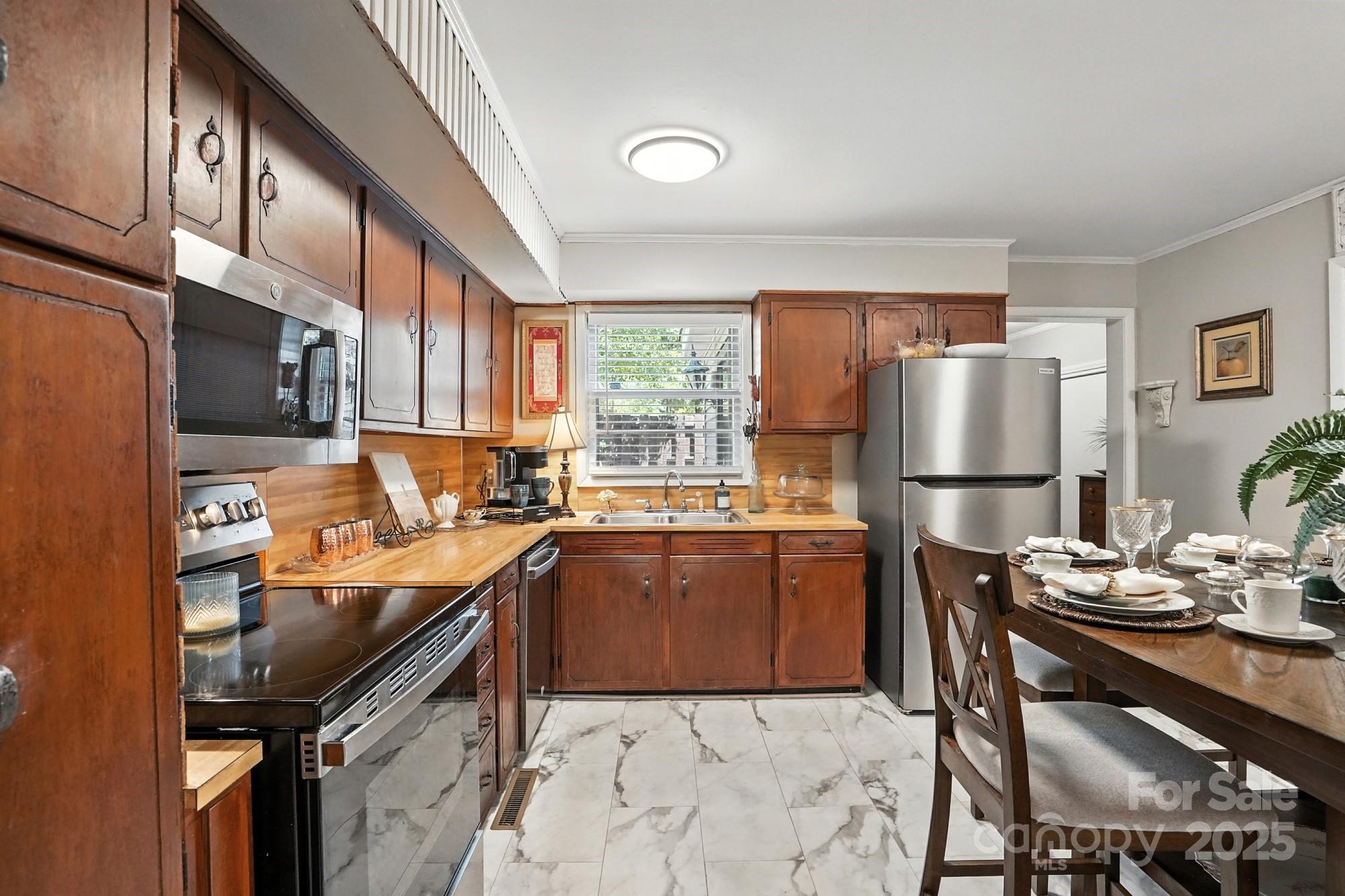 4825 Edgeland Road Edgemoor, SC 29712 - Photo 11 of 34 a kitchen with granite countertop a refrigerator stove and sink