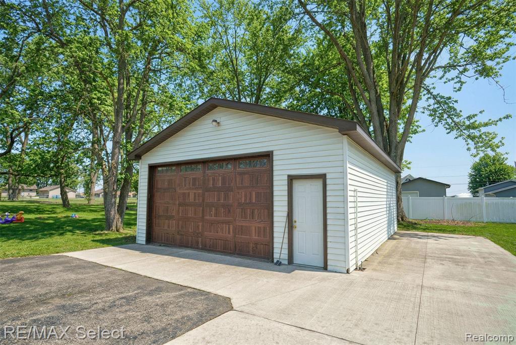 2461 North Long Lake Road Fenton, MI 48430 - Photo 7 of 38 Gallery Image 7