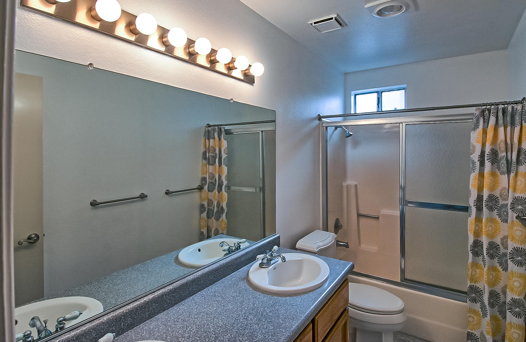 7035 Pit Road Redding, CA 96001 - Photo 19 of 20 Hall bath