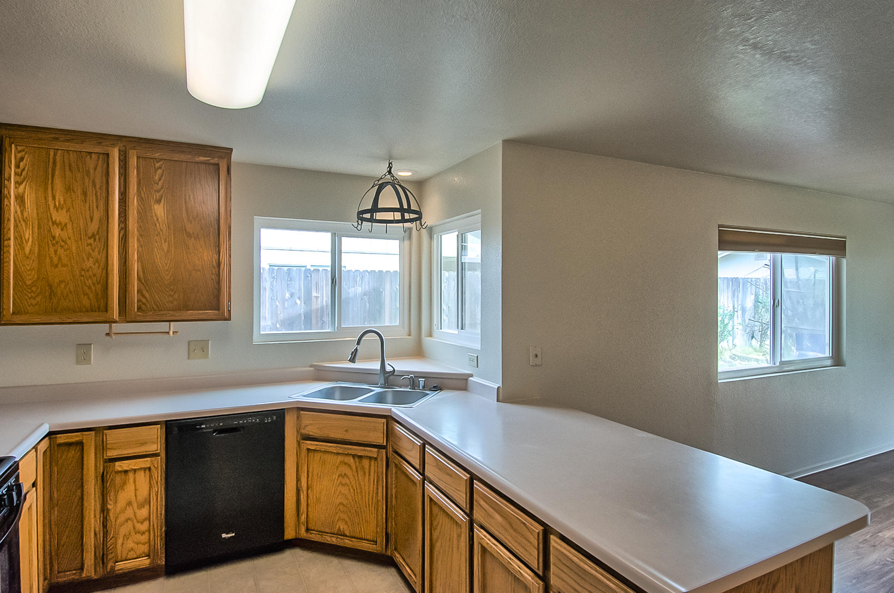 7035 Pit Road Redding, CA 96001 - Photo 4 of 20 Spacious kitchen