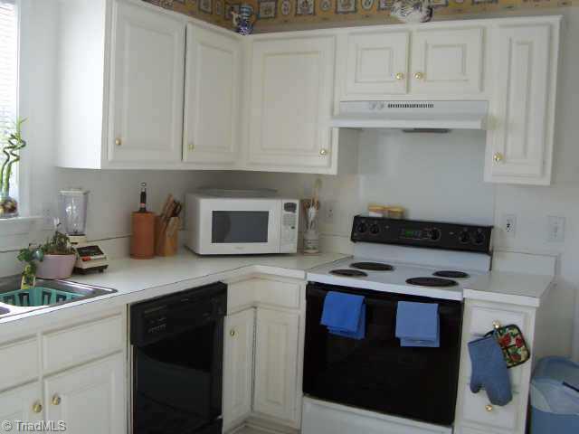 530 Fox Ridge Road Greensboro, NC 27406 - Photo 4 of 6 Other. Bright Kitchen