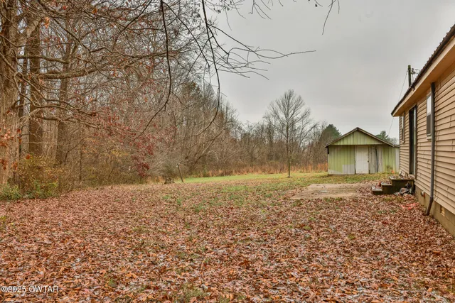 a view of a yard with a house