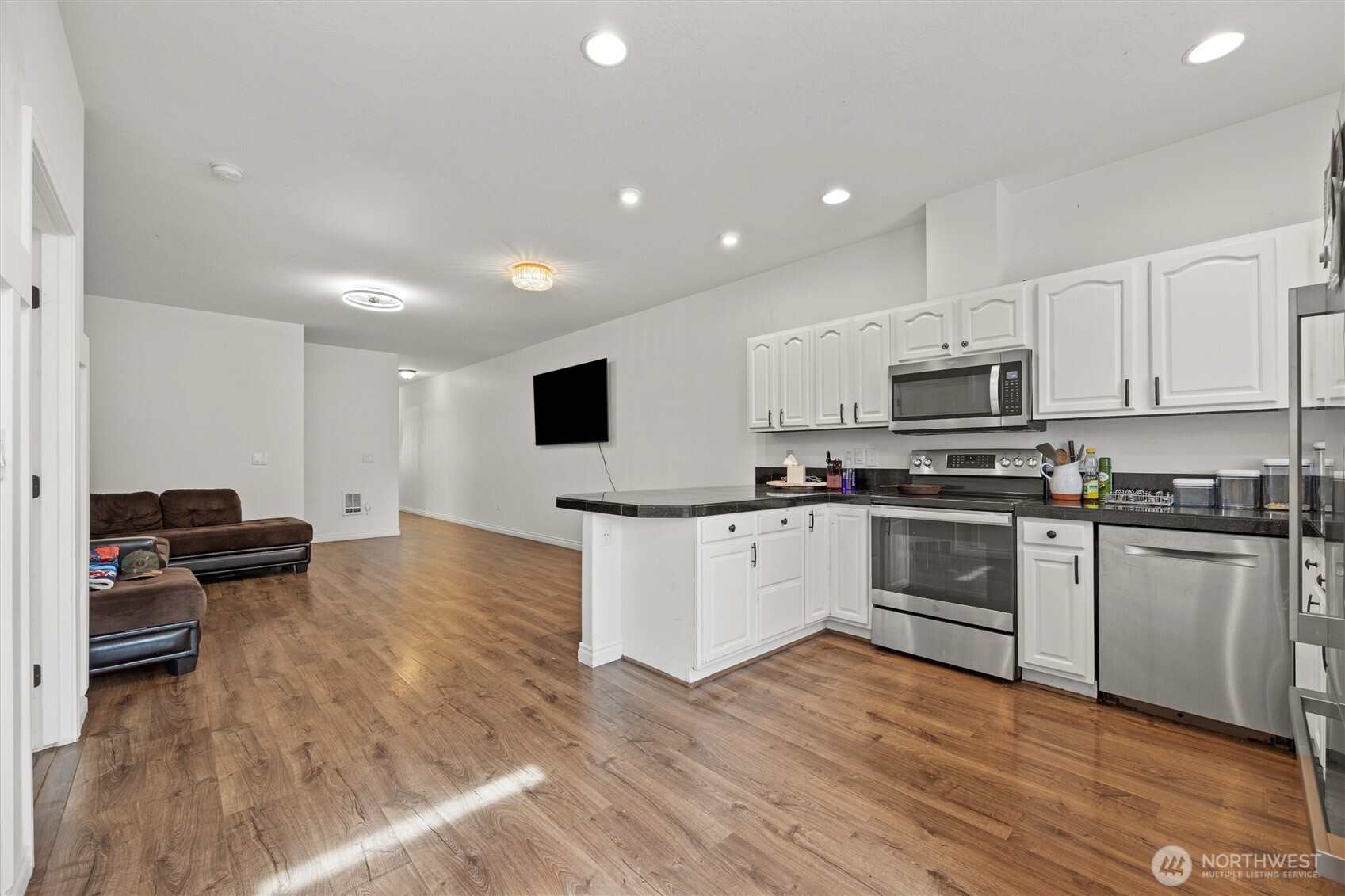 149 South Tweedt Place Kennewick, WA 99336 - Photo 5 of 18 a kitchen with stove cabinets and wooden floor