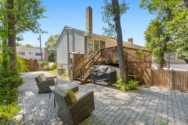 a view of a house with backyard and garden