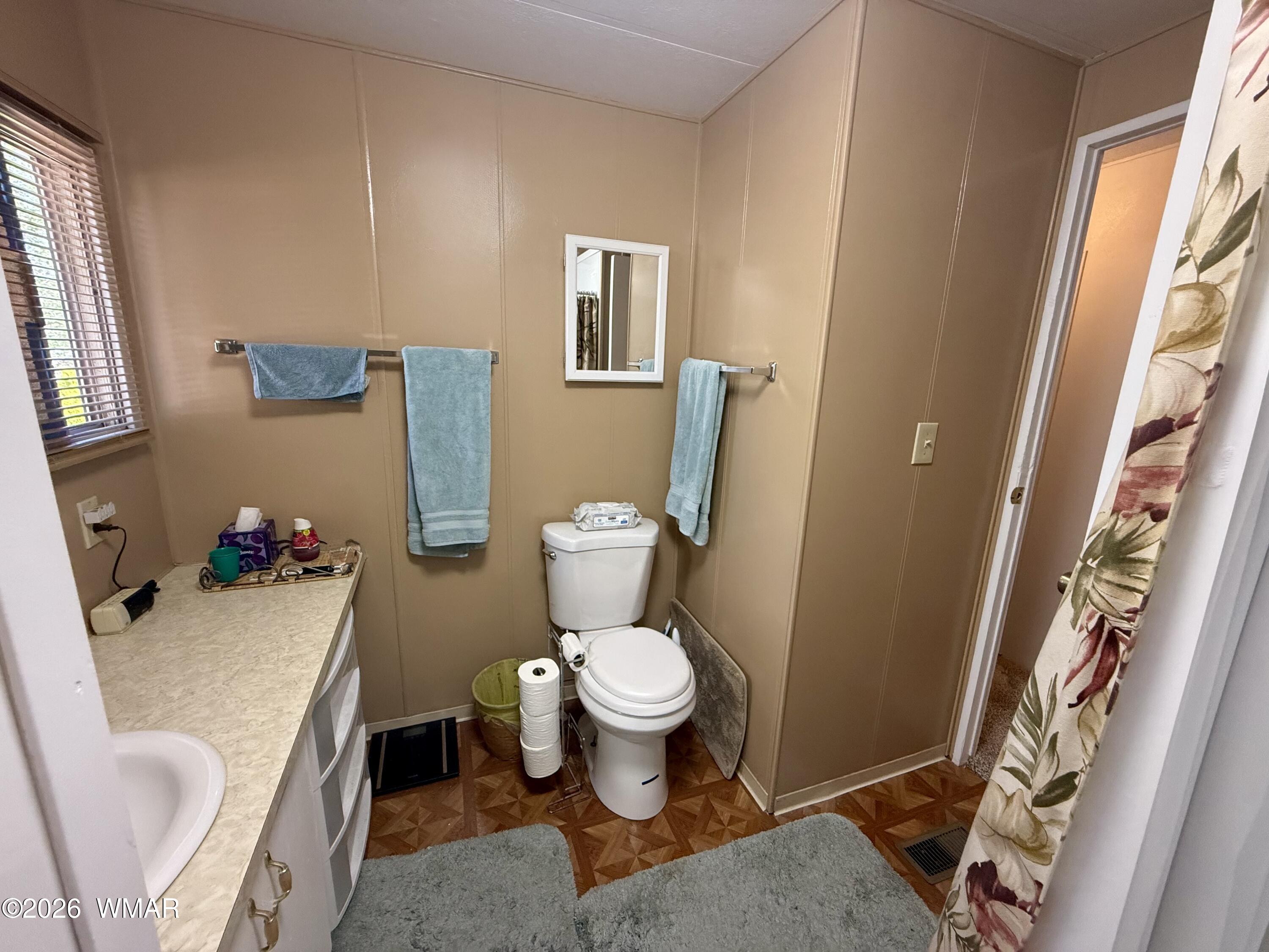 727 South Butler Street Eagar, AZ 85925 - Photo 15 of 32 a bathroom with a toilet sink and tub