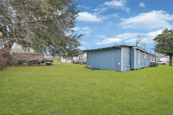 a view of a house with a backyard