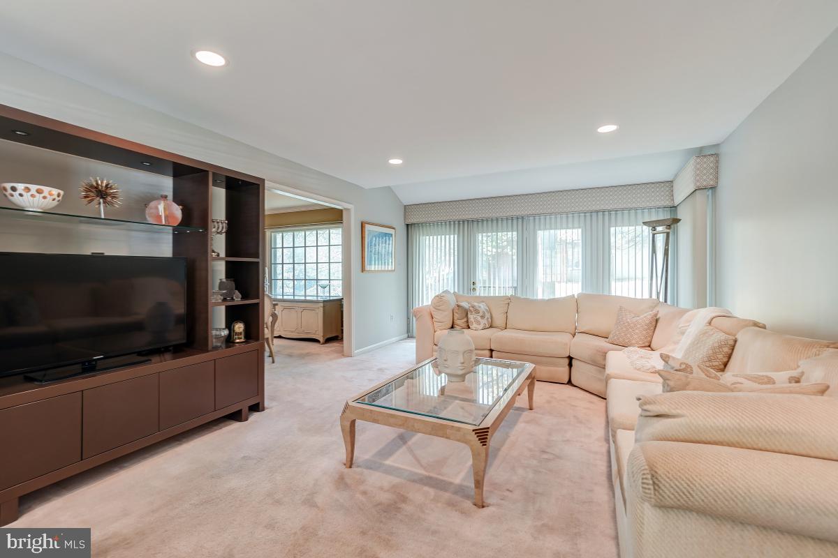 224 Midsummer Circle Gaithersburg, MD 20878 - Photo 12 of 40 Family Room