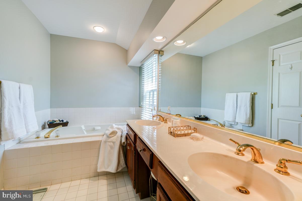 224 Midsummer Circle Gaithersburg, MD 20878 - Photo 27 of 40 Primary Bath