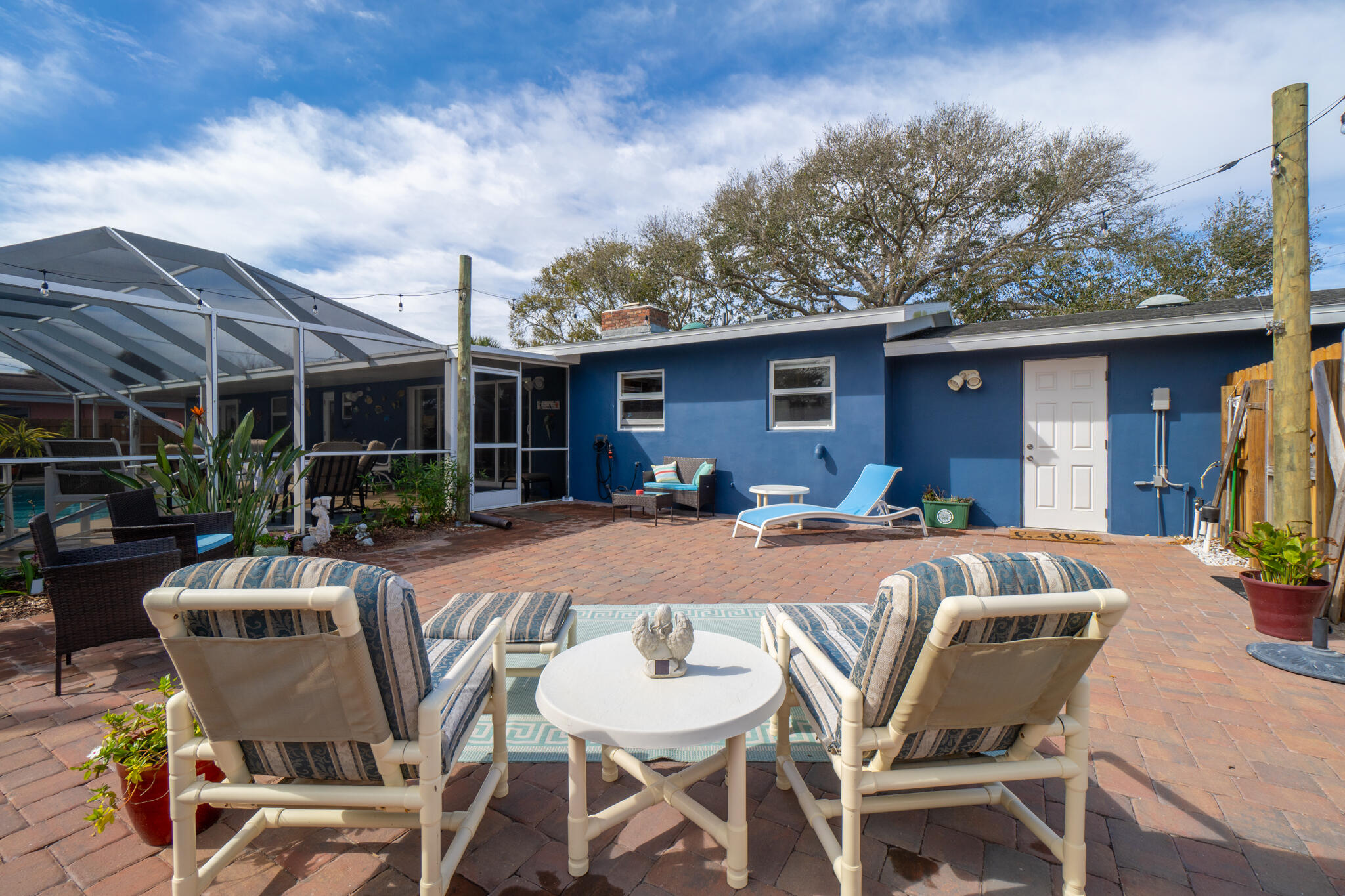560 Capri Road Cocoa Beach, FL 32931 - Photo 3 of 31 a patio with table and chairs