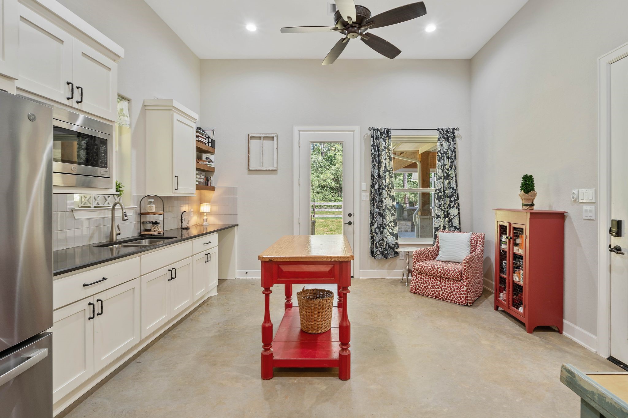126 Fluorite Court Huntsville, TX 77340 - Photo 37 of 50 a kitchen with stainless steel appliances granite countertop a refrigerator and a stove top oven