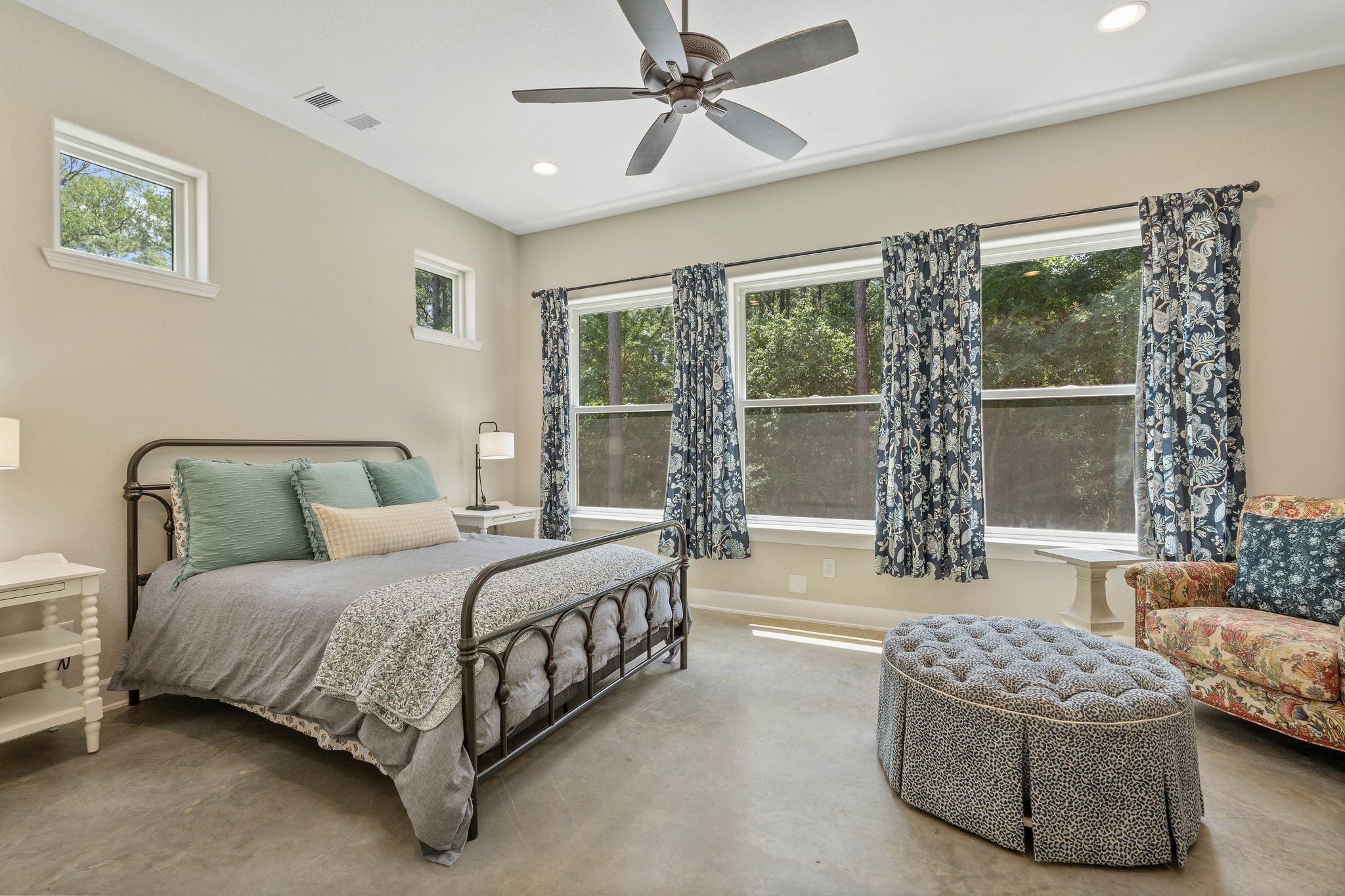 126 Fluorite Court Huntsville, TX 77340 - Photo 39 of 50 a bedroom with a bed and a couch