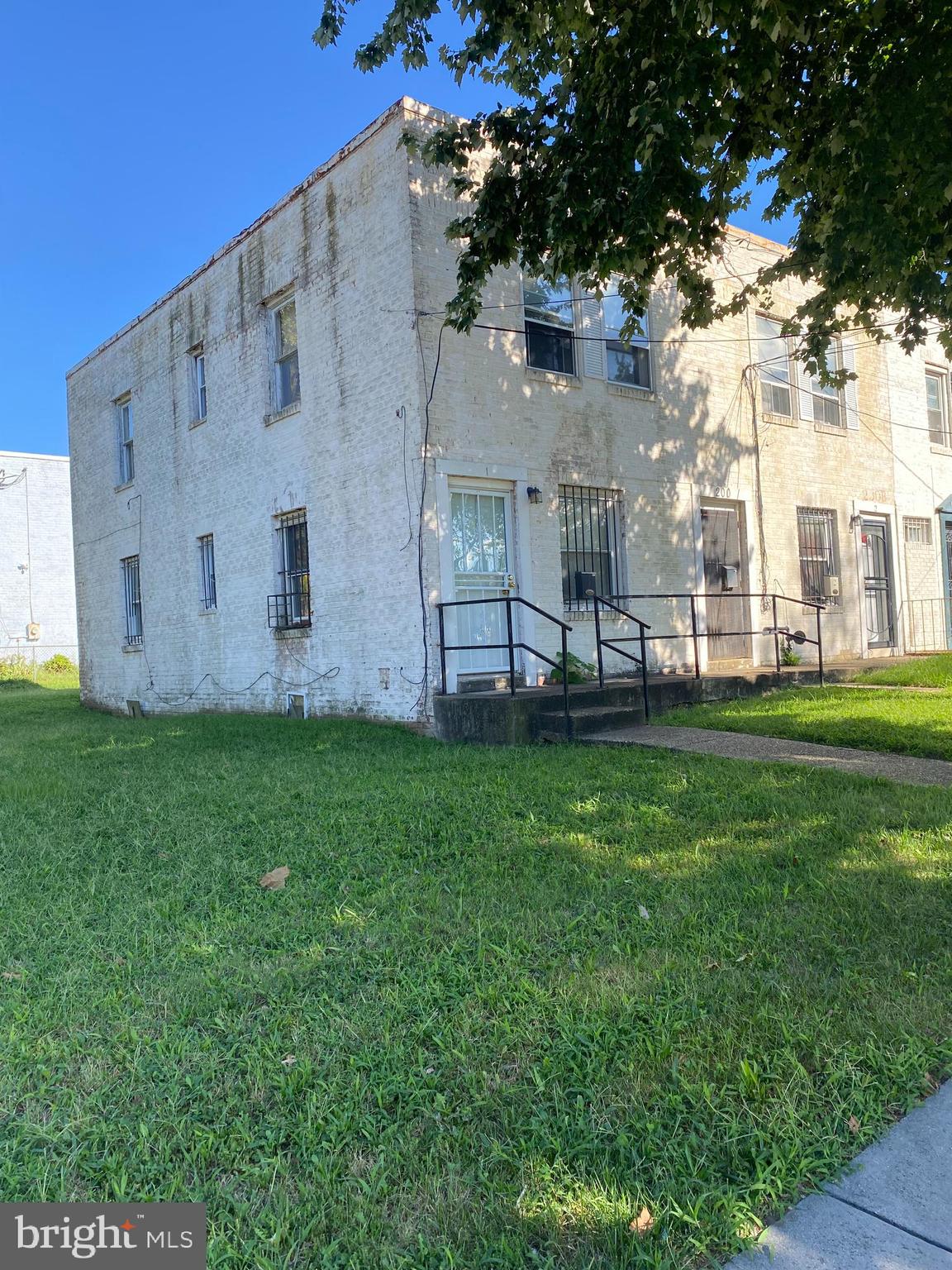 End Unit  w/Large Side Yard; Lots of Natural Light