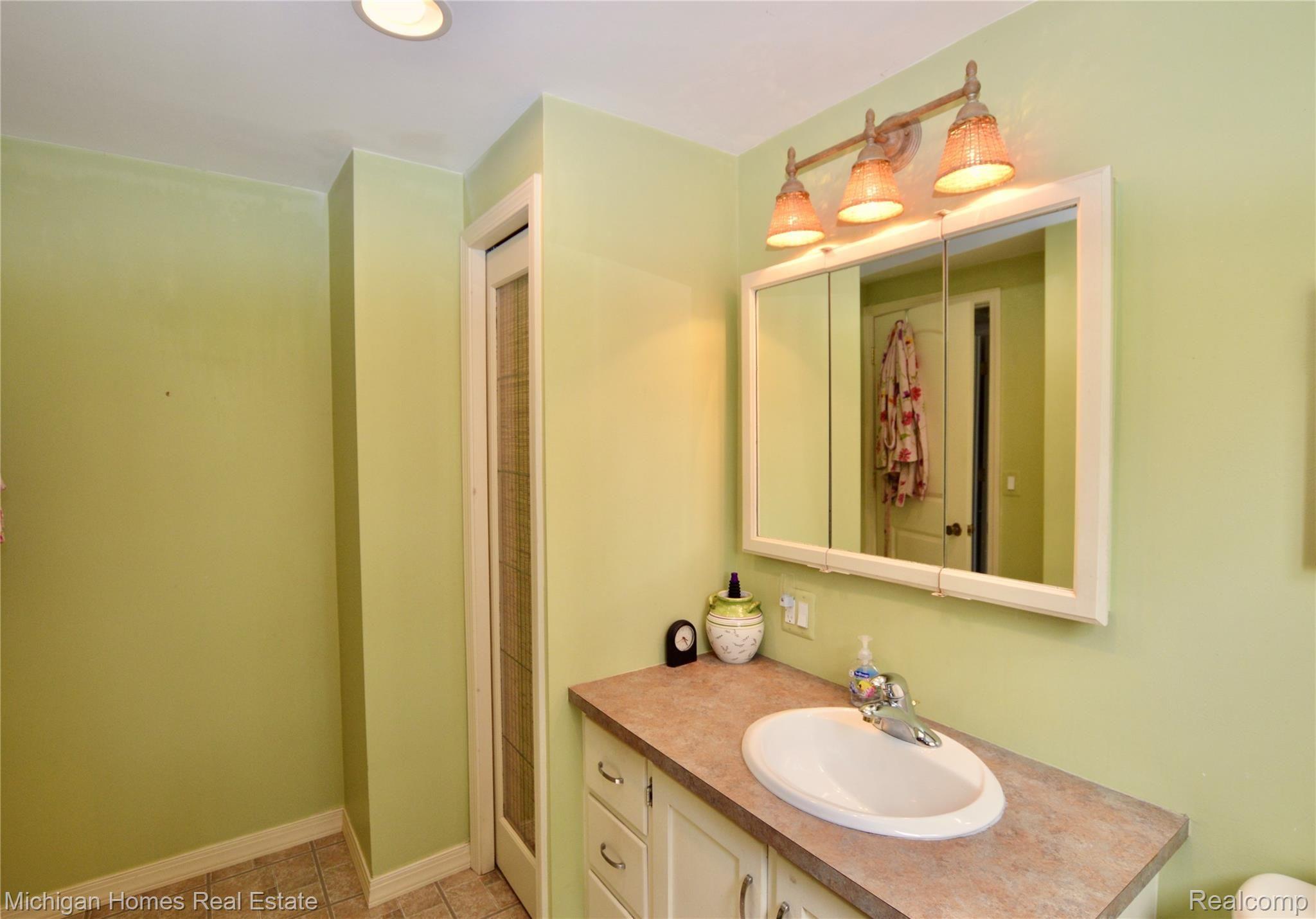 8058 Barden Road Davison, MI 48423 - Photo 32 of 46 First Floor Bath