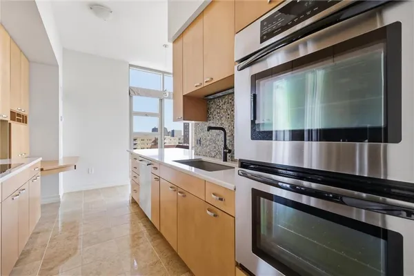 $995,000 | 4950 Central Street, Unit 702, Kansas City, MO 64112