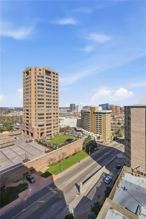 $995,000 | 4950 Central Street, Unit 702, Kansas City, MO 64112