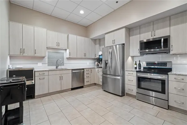 $995,000 | 4950 Central Street, Unit 702, Kansas City, MO 64112