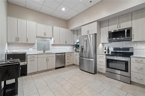$995,000 | 4950 Central Street, Unit 702, Kansas City, MO 64112
