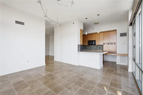 $995,000 | 4950 Central Street, Unit 702, Kansas City, MO 64112