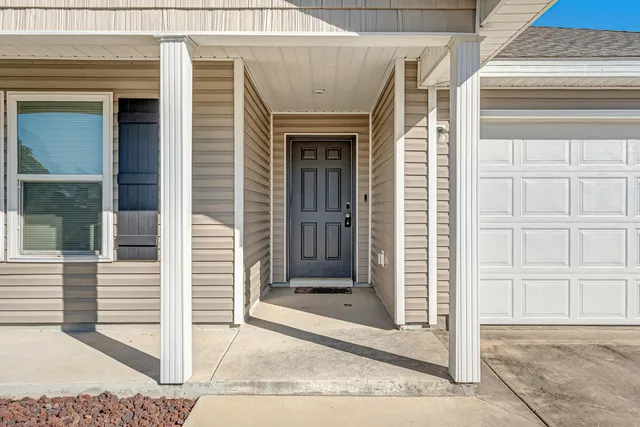 a view of a entrance of the house