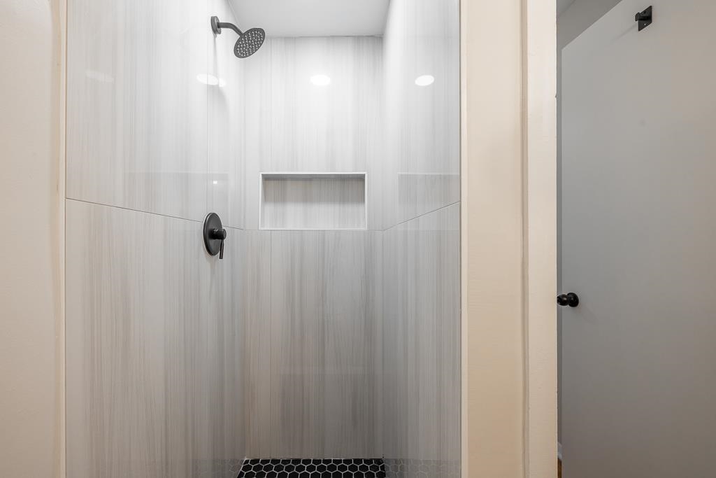 4512 Applegate Road Memphis, TN 38109 - Photo 19 of 31 a bathroom with a shower