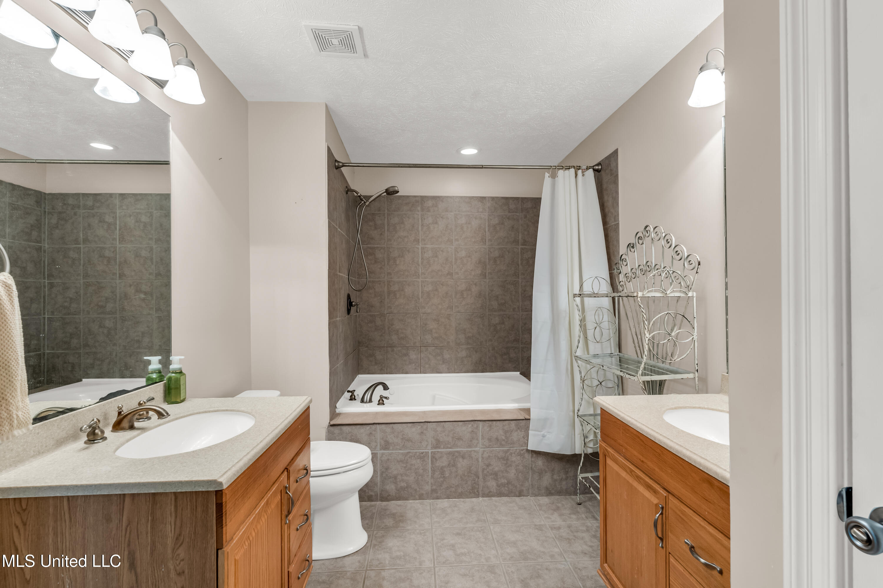 4161 Ireland Street Bay St. Louis, MS 39520 - Photo 5 of 25 DSC00545