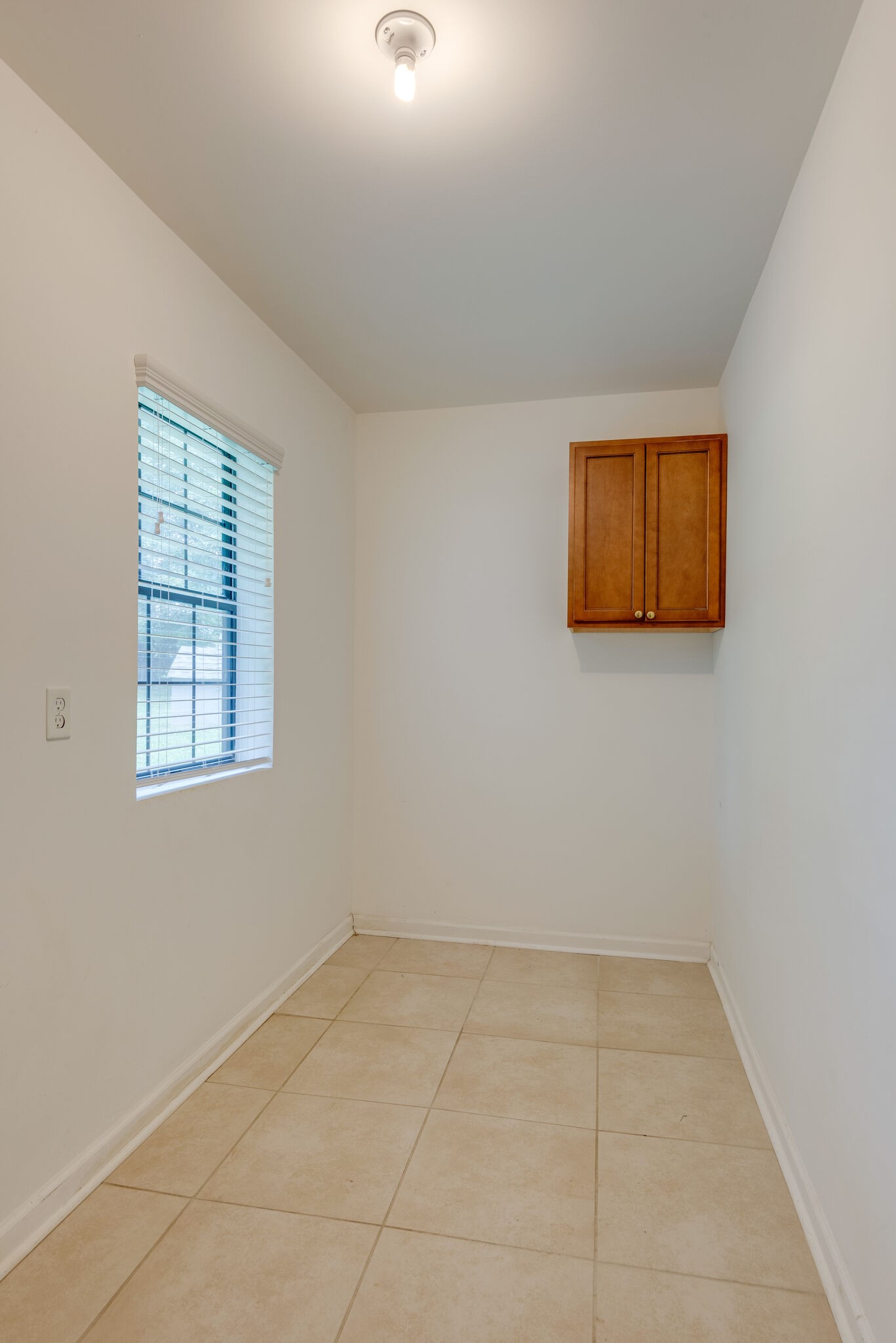 6201 Ladd Road Franklin, TN 37067 - Photo 24 of 28 an empty room with a window