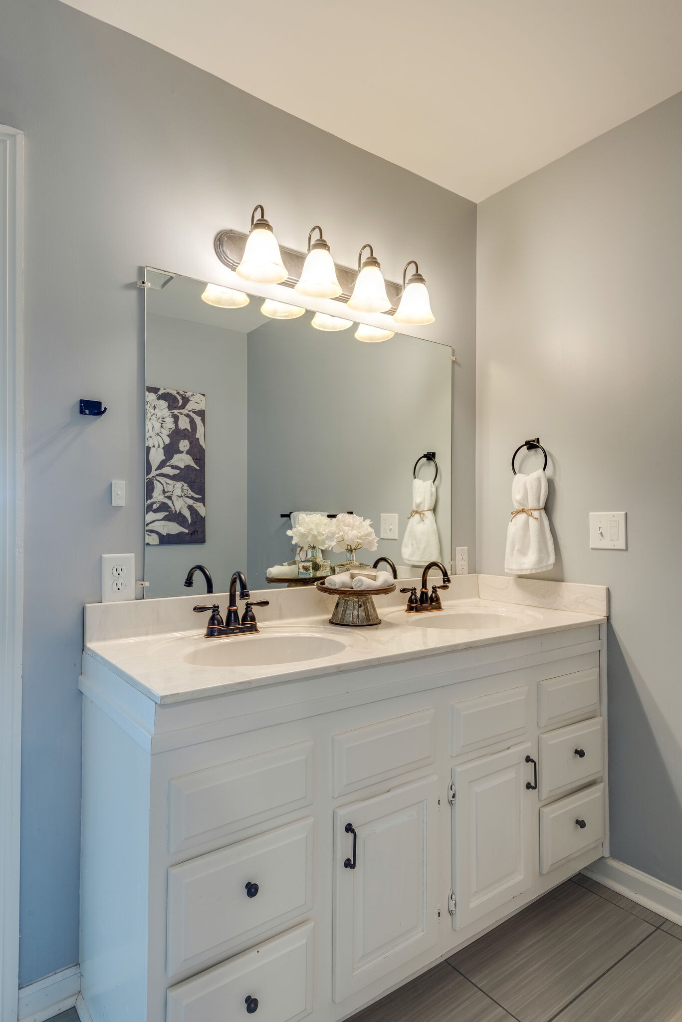 6201 Ladd Road Franklin, TN 37067 - Photo 5 of 28 a bathroom with a sink and a mirror