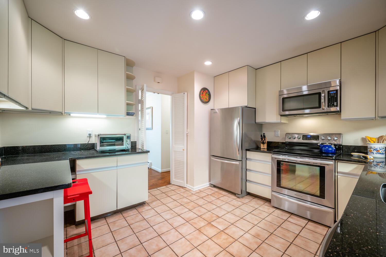 5004 Sangamore Road Bethesda, MD 20816 - Photo 5 of 25 Gallery Image 5