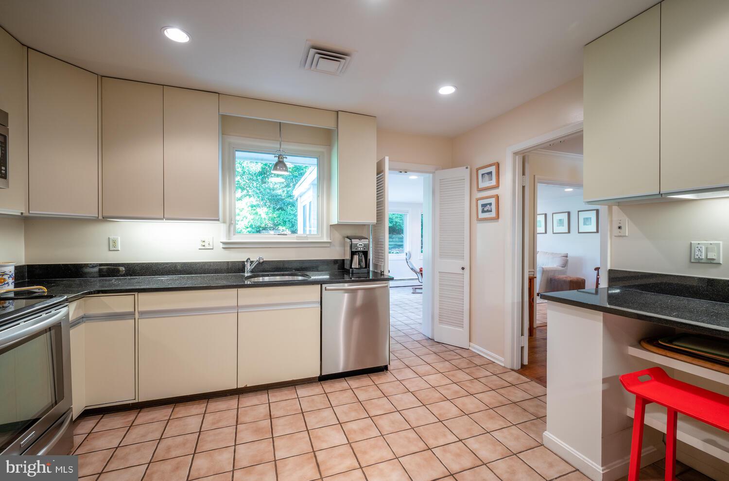 5004 Sangamore Road Bethesda, MD 20816 - Photo 6 of 25 Gallery Image 6