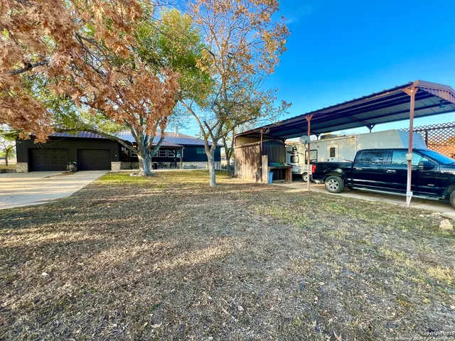 a view of a parking area