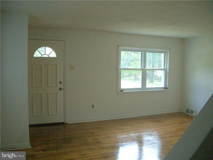 121 Garth Road Oreland, PA 19075 - Photo 4 of 21 Living Room