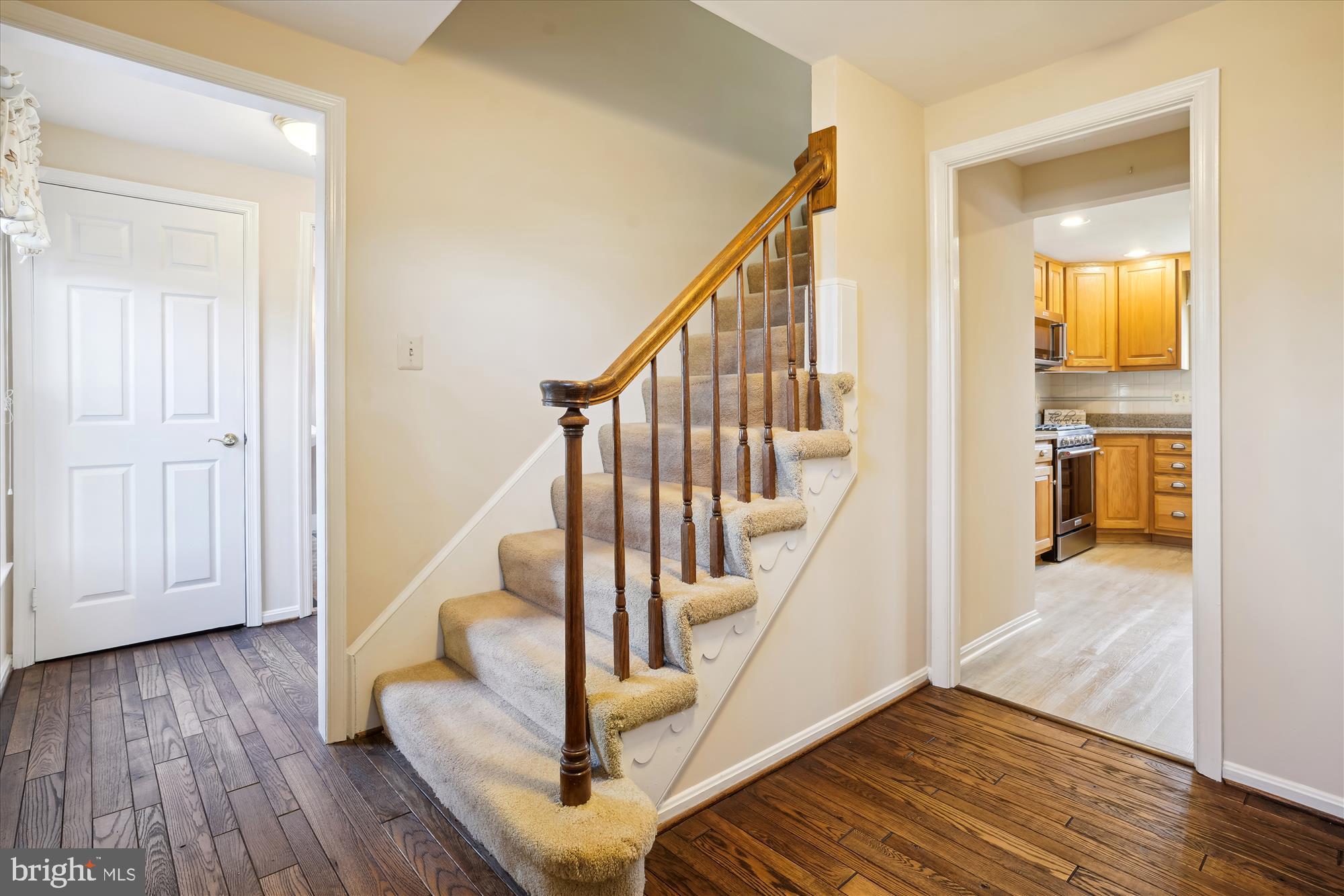 8015 Sunset Path Court Springfield, VA 22153 - Photo 19 of 40 Front foyer