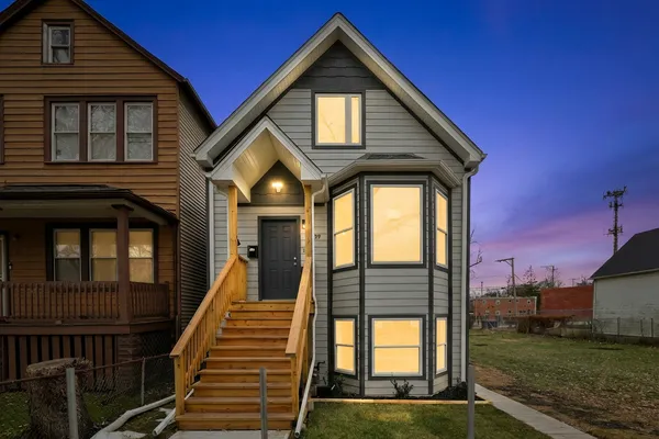 a view of a house with a yard