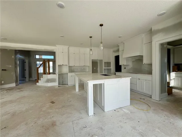 $700,000 | 7509 Northeast 103rd Terrace, Kansas City, MO 64157