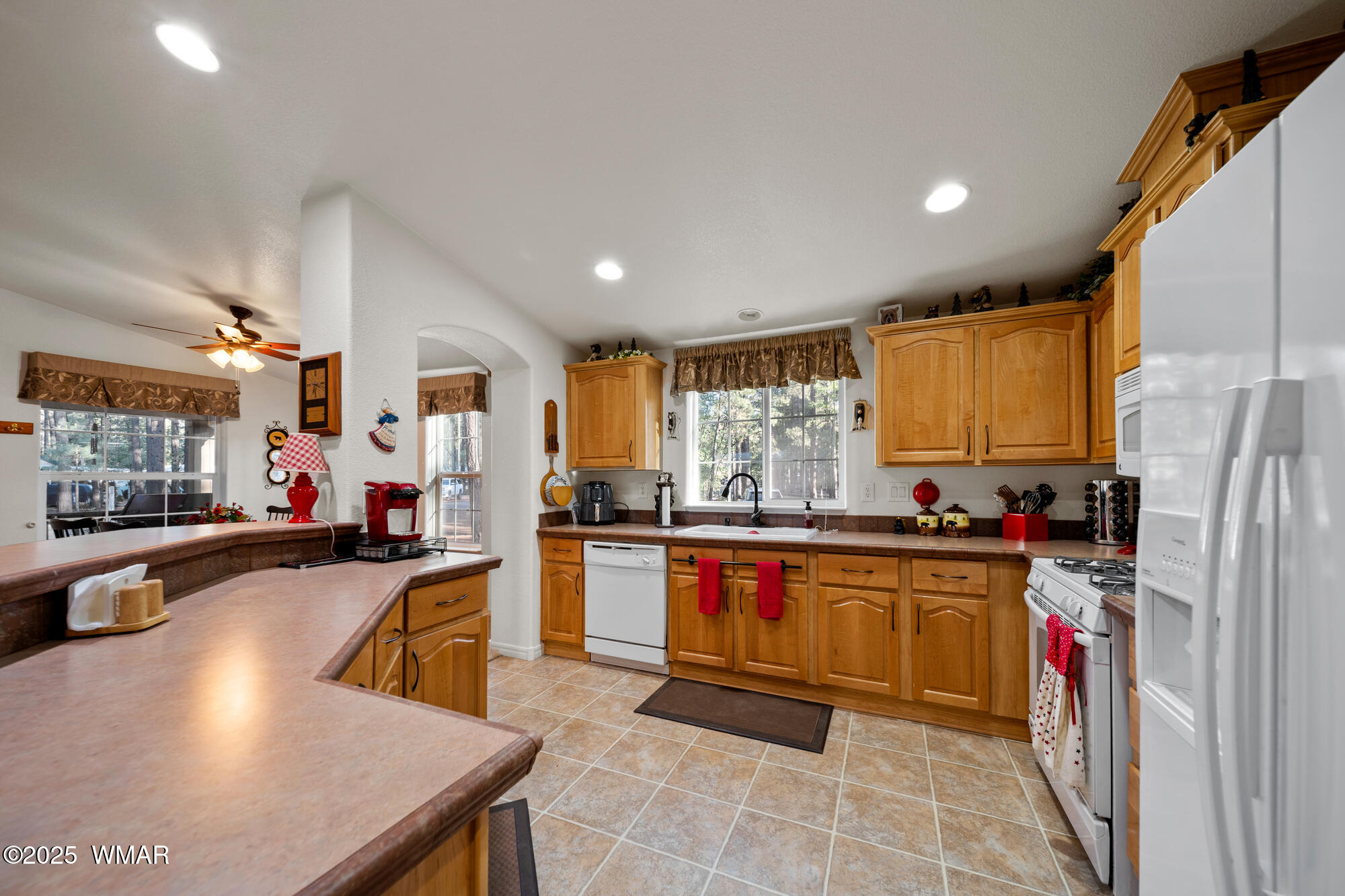 4236 West Blue Ridge Loop Pinetop, AZ 85935 - Photo 15 of 45 Spacious Kitchen