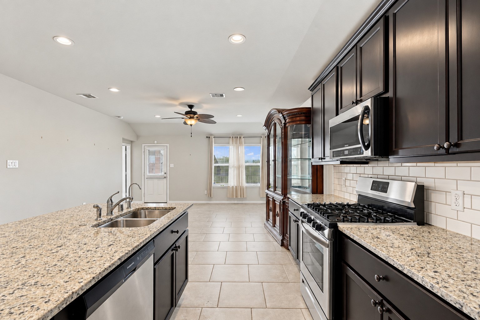 8218 Oakleaf Meadow Court Rosharon, TX 77583 - Photo 5 of 21 Gallery Image 5