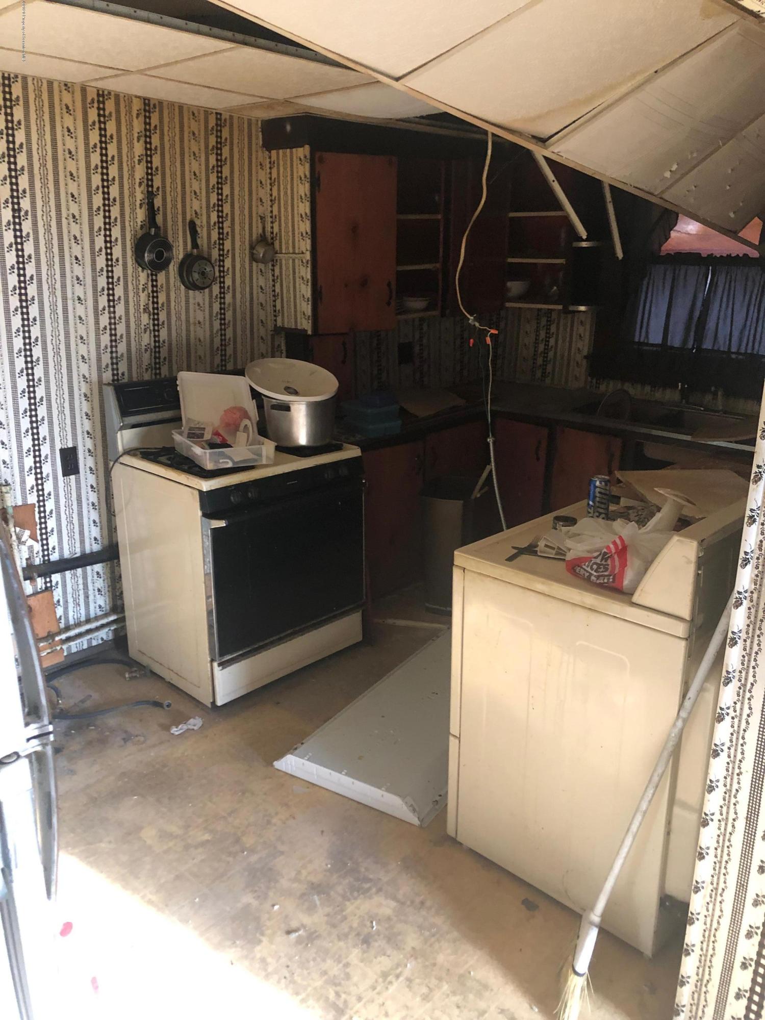 1902 Lafayette Street Scranton, PA 18504 - Photo 4 of 12 a utility room with washer and dryer