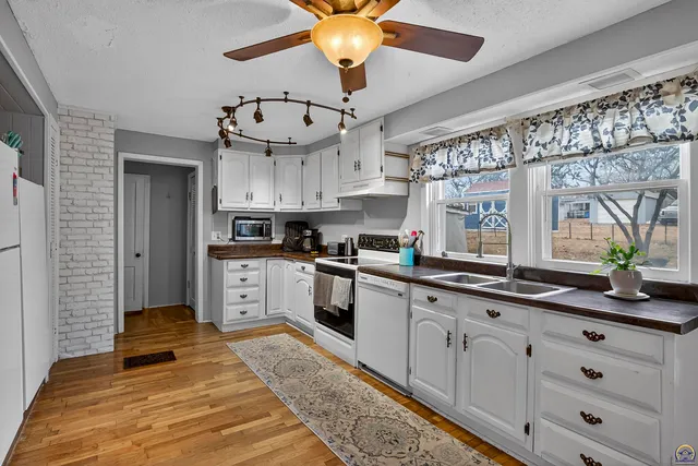 $194,900 | 525 Iowa Avenue, Holton, KS 66436