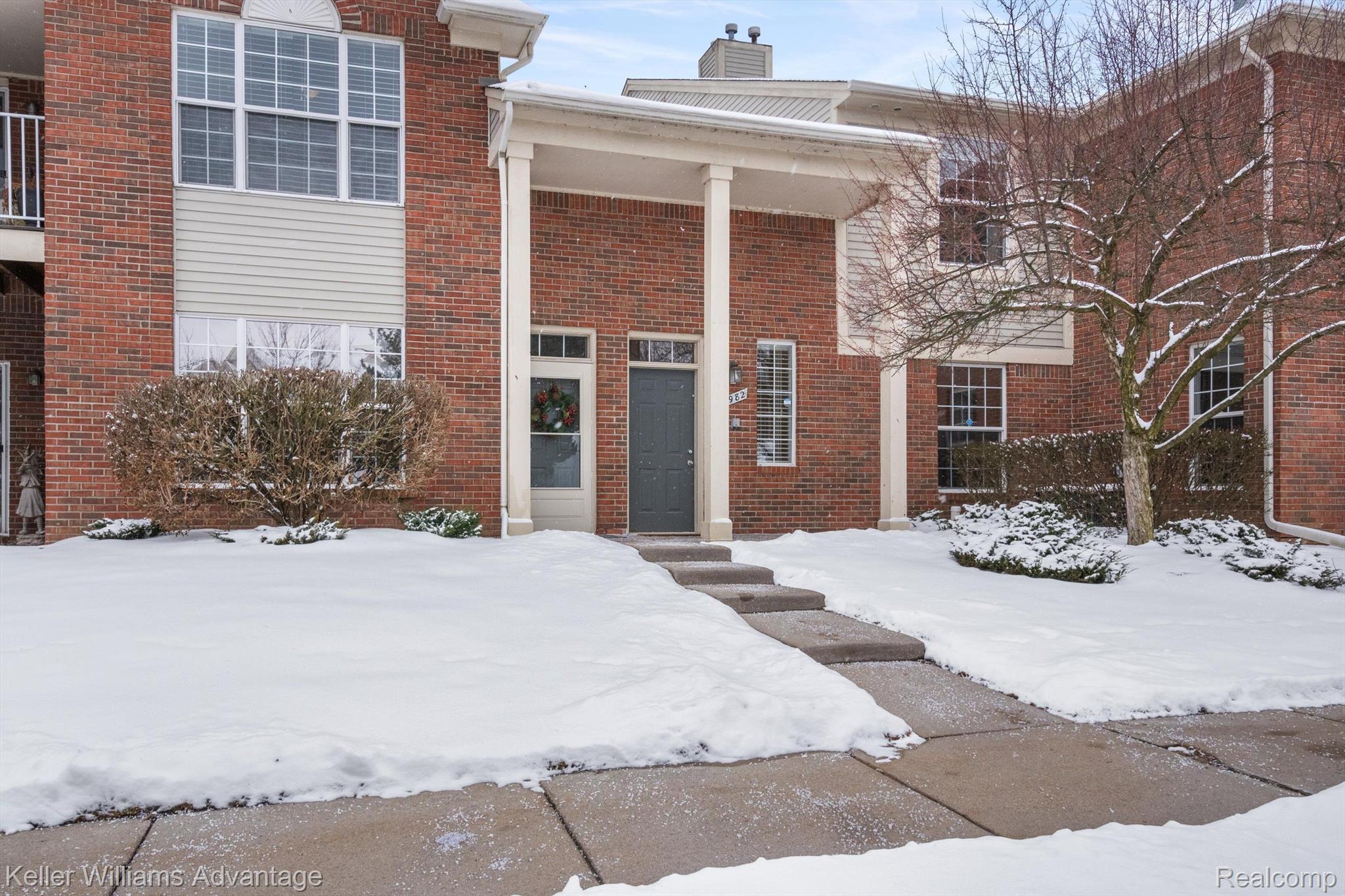1982 Flagstone Circle Rochester, MI 48307 - Photo 2 of 29 Gallery Image 2