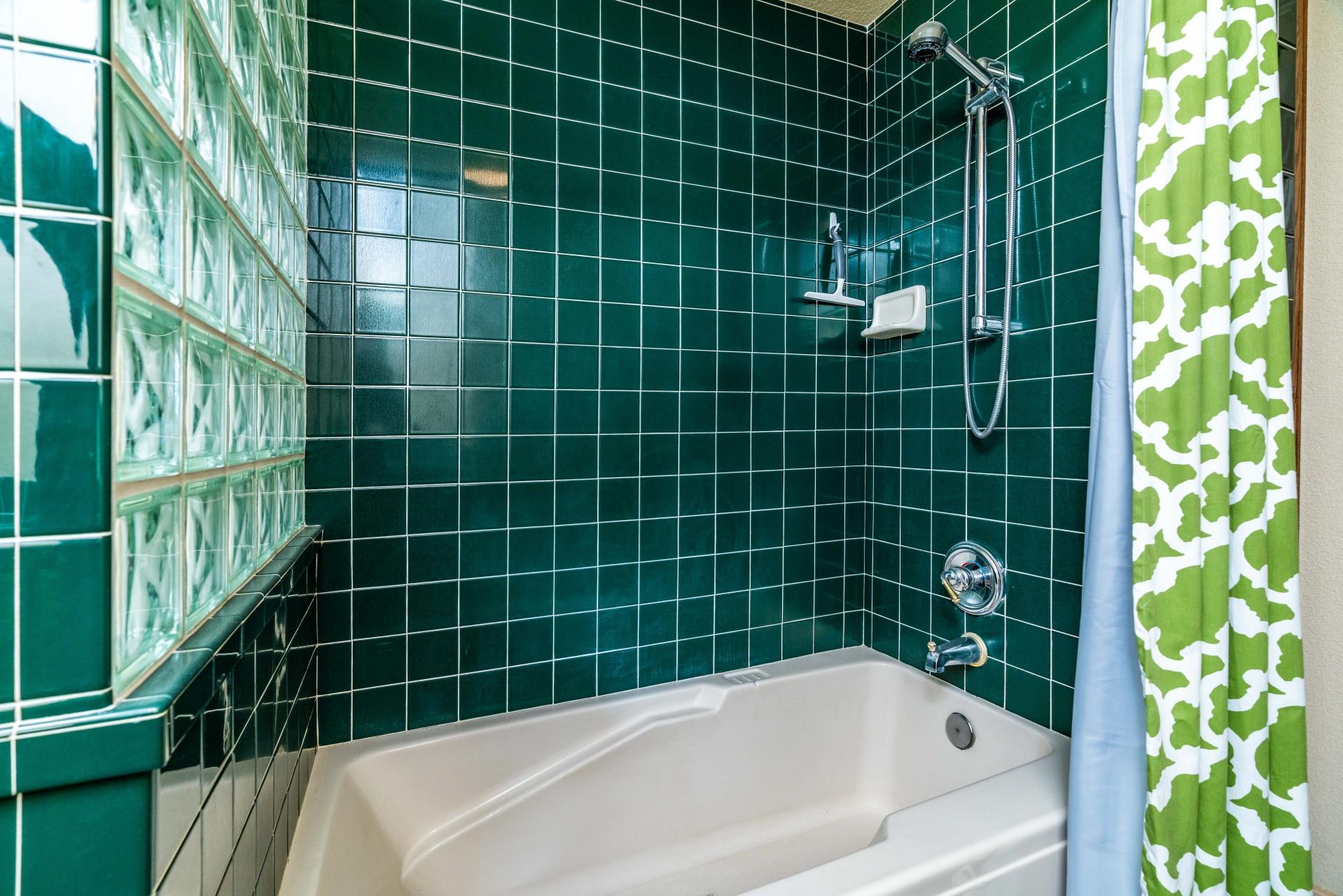 61919 Dobbin Road Bend, OR 97702 - Photo 12 of 57 a view of a bathroom with a bathtub