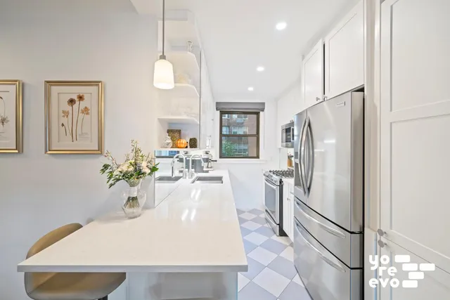 $899,000 | 10 Mitchell Place, Unit 5B | Midtown East