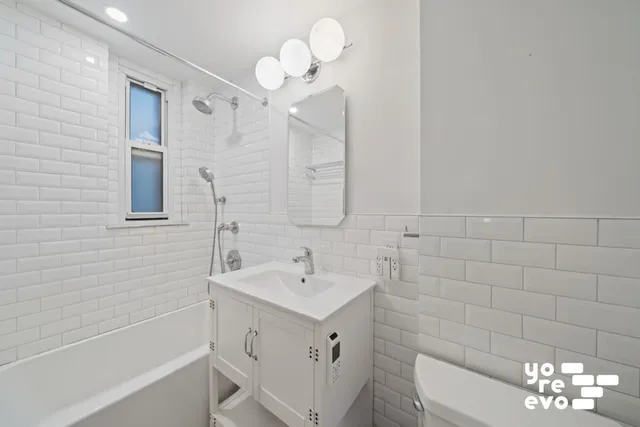 $899,000 | 10 Mitchell Place, Unit 5B | Midtown East