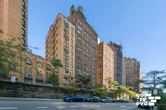 $899,000 | 10 Mitchell Place, Unit 5B | Midtown East