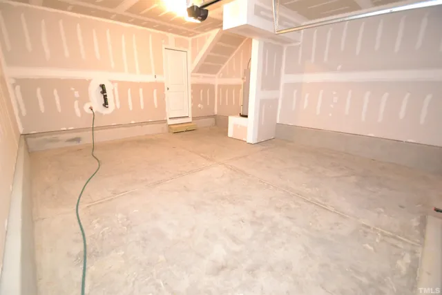 a view of entryway with an empty room