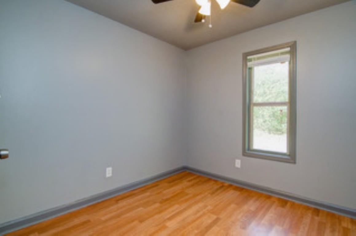 396 West Holmes Road Memphis, TN 38109 - Photo 11 of 12 an empty room with a window