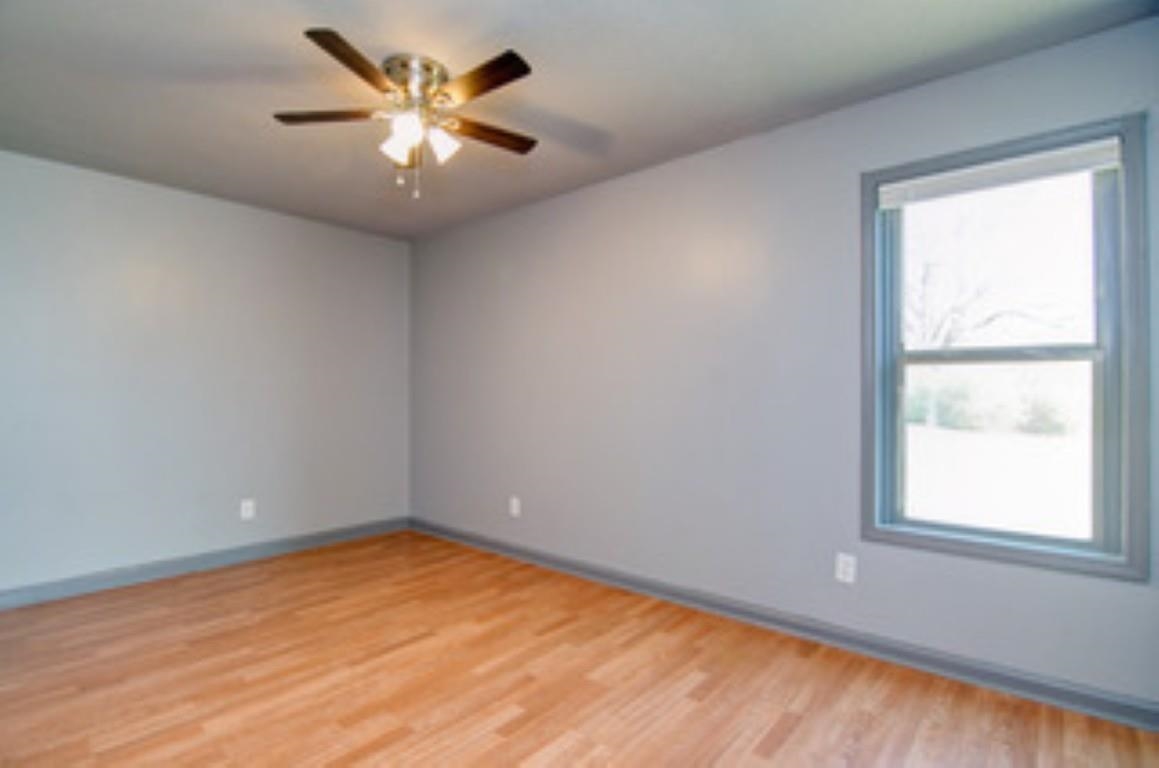 396 West Holmes Road Memphis, TN 38109 - Photo 10 of 12 an empty room with a window
