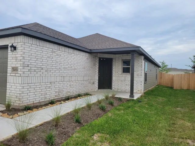 a view of a house with backyard